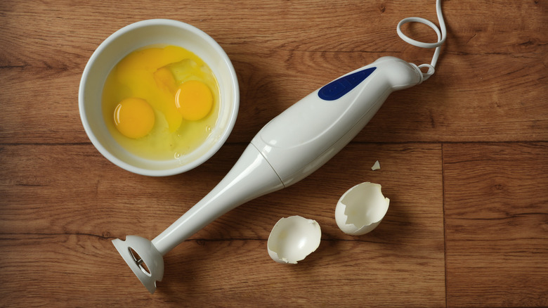 Immersion blender and eggs