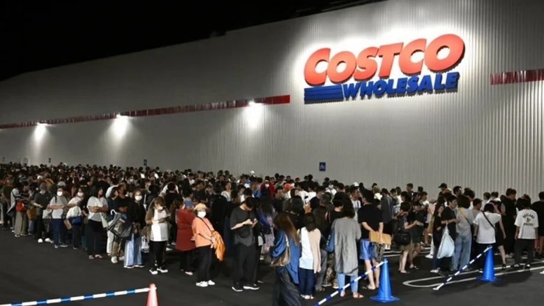 Okinawa Costco Wholesale line