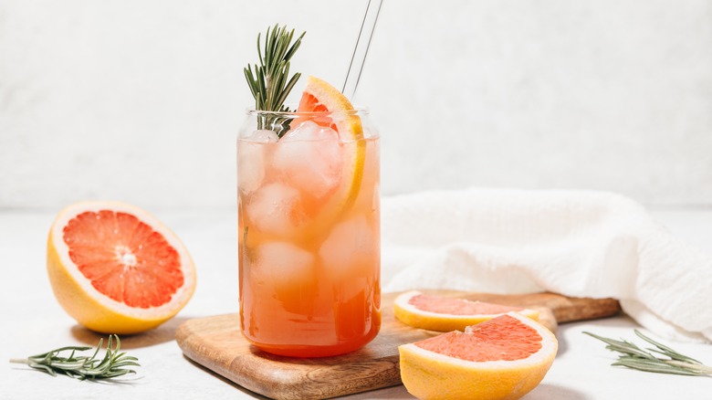 paloma cocktail and grapefruit slices 