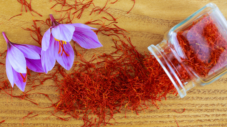 saffron stigmas and flowers