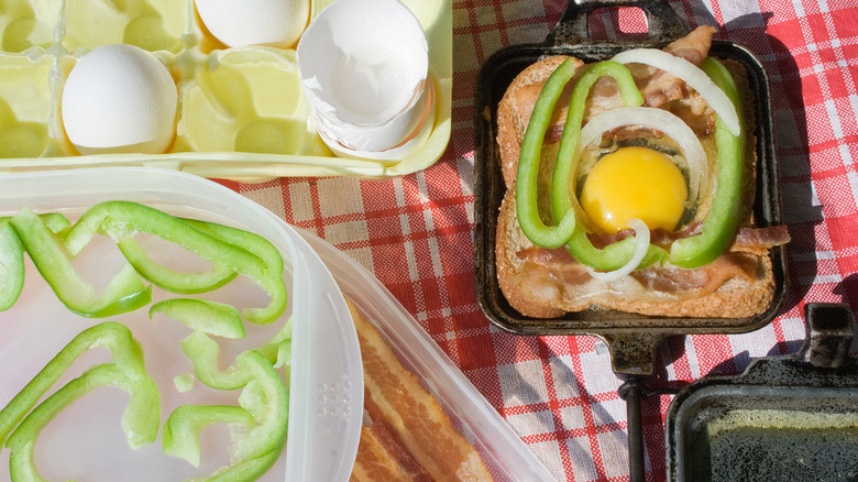 egg sandwich in a pie iron