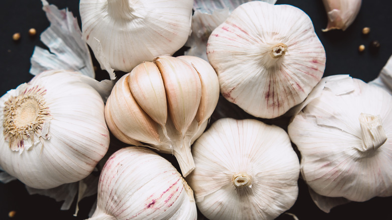 Garlic bulbs in a pile