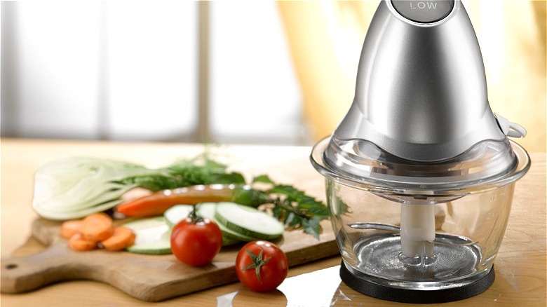 Small food chopper with vegetables
