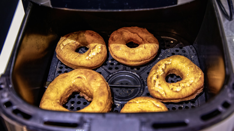 donuts in air fryer basket