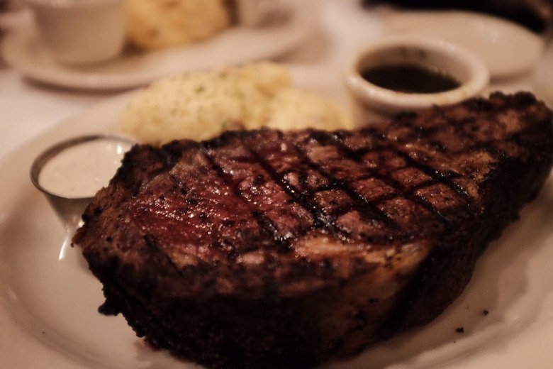 Indiana: St. Elmo Steakhouse (Indianapolis)