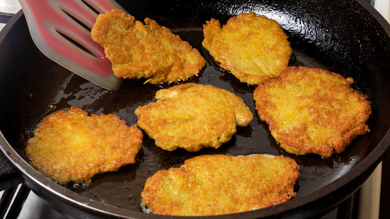 frying potato pancakes