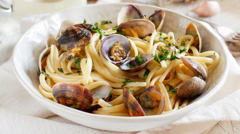 plate of linguini and clams 