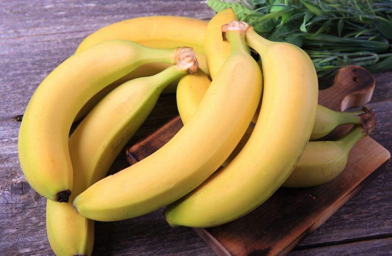 Cafeteria Worker Writes and Draws on Bananas to Inspire Elementary School Students