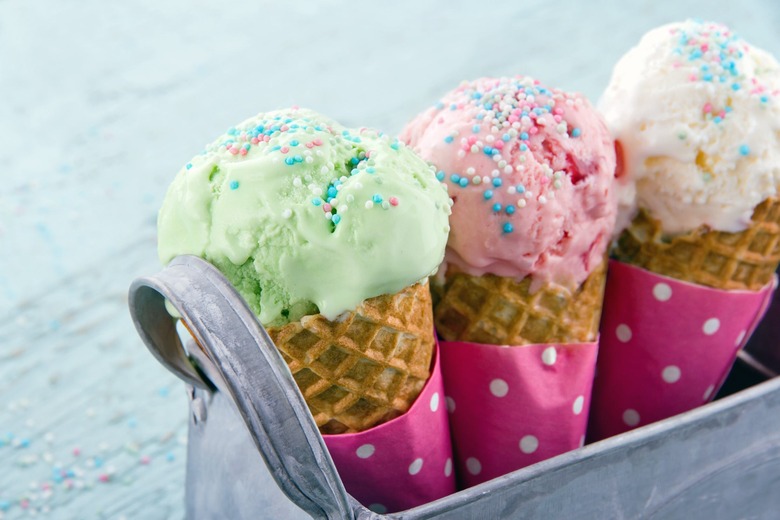 Man Spends $1,300 Buying Ice Cream for Every Single Customer at a Texas Shop