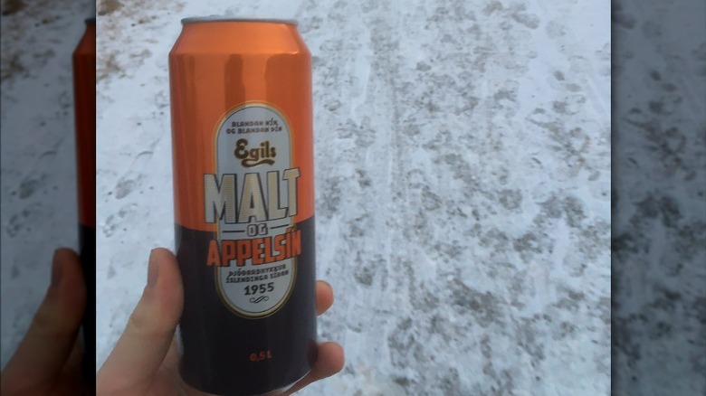 Someone holding Malt og Appelsin in the snow