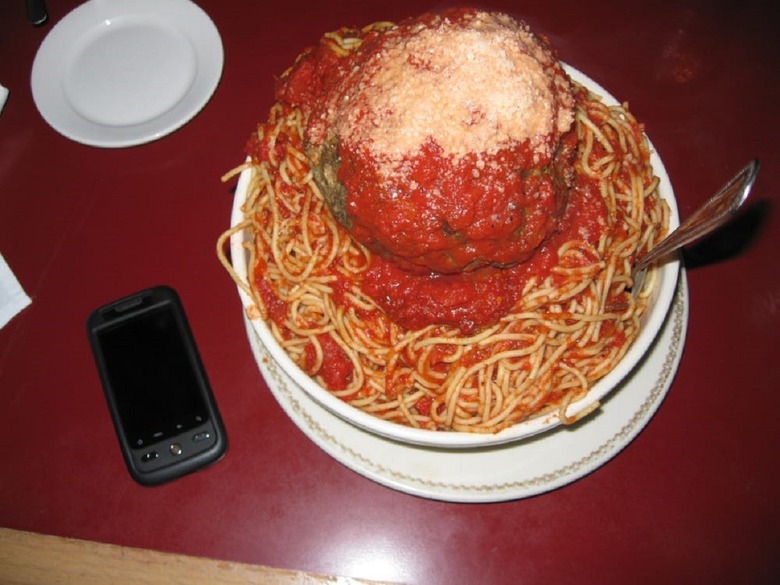 Missouri: The Spaghetti Challenge, Mama's on The Hill (St. Louis) 