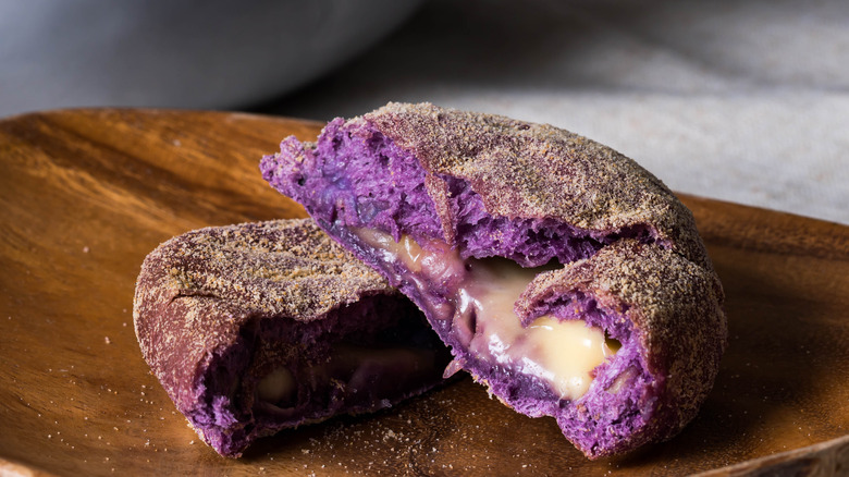 Ube pandesal