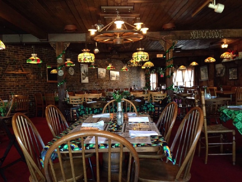 Illinois: The Village Tavern (Long Grove)