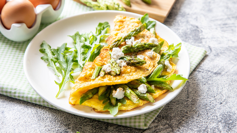 Omelet with asparagus, goat cheese and arugula