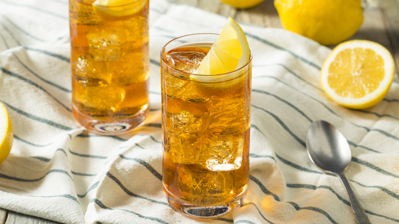 Sweet iced tea with lemon