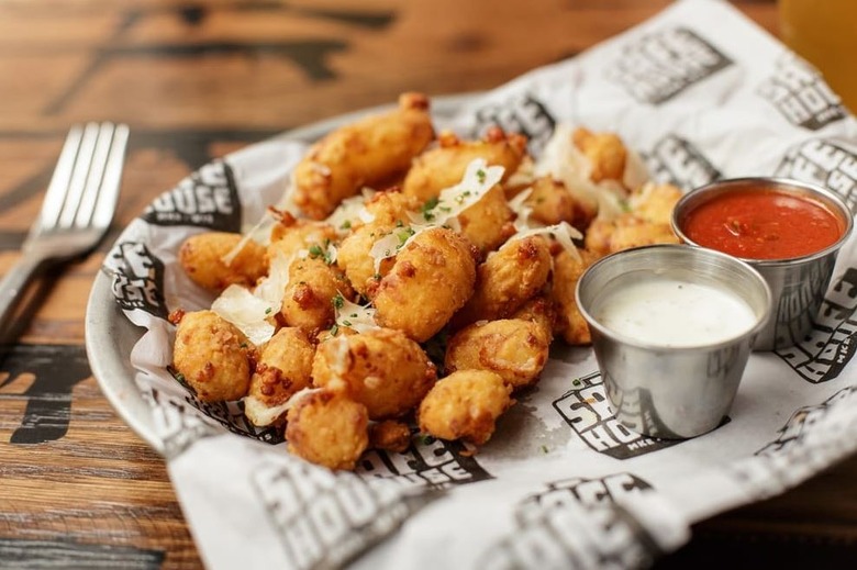 Wisconsin: Fried cheese curds 