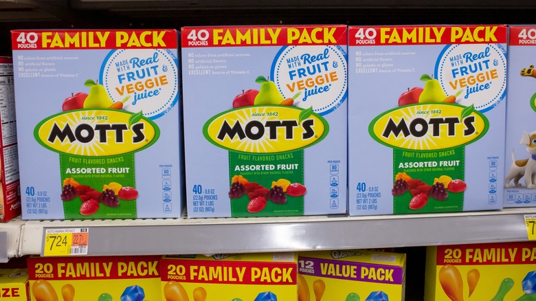 Mott's fruit snacks on shelf