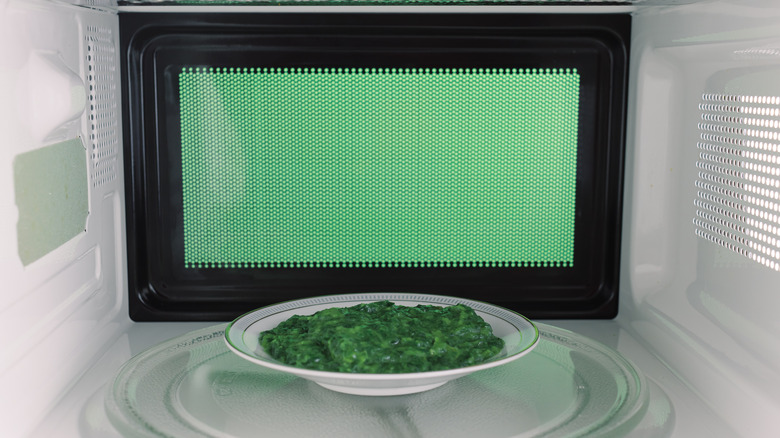 Spinach to be heated in the microwave