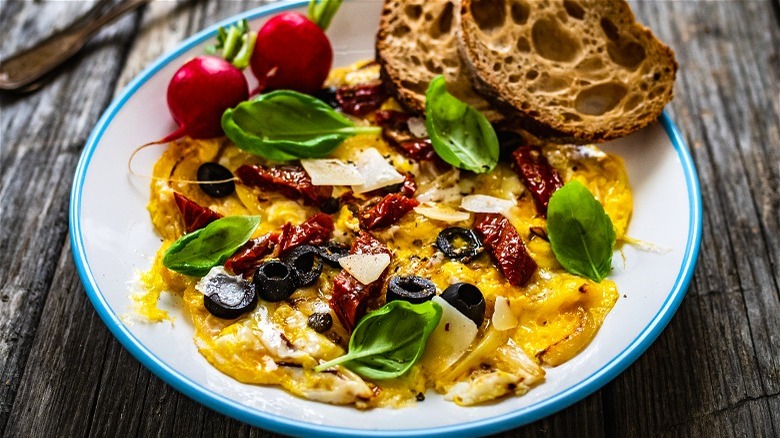 Omelet with sun-dried tomatoes