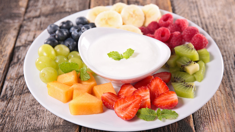 Fruit platter with dip 