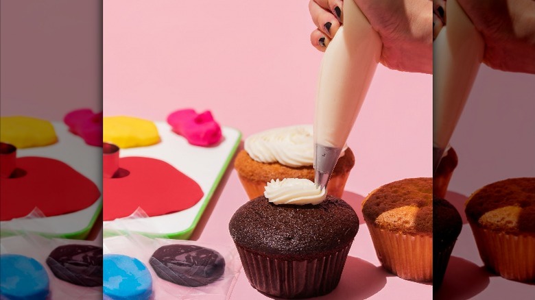 hand decorating cup cake