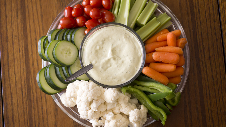 Veggie tray with dip