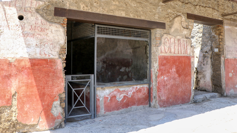 front of a Roman thermopolium