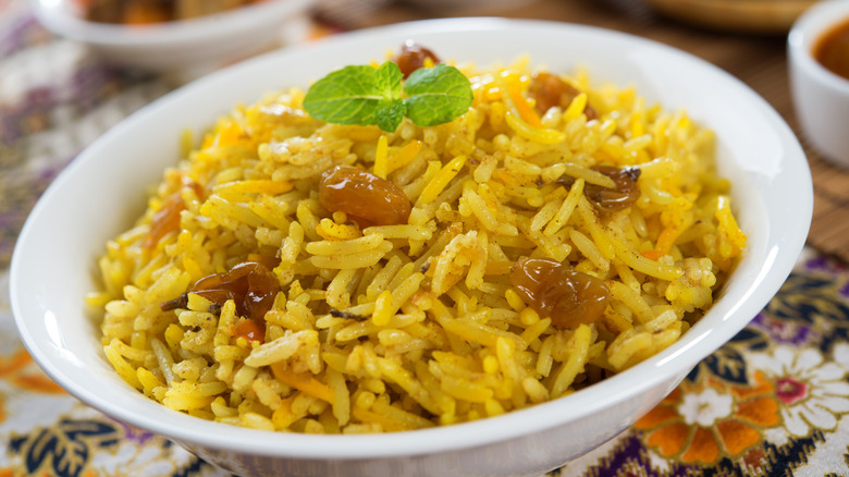 Oven-baked rice with turmeric 