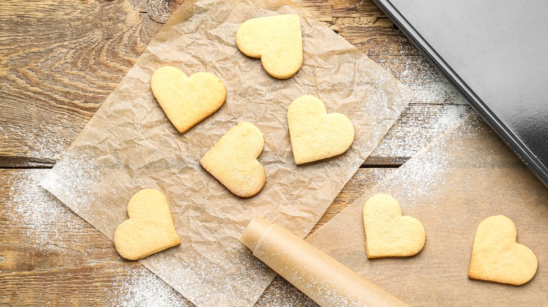 Cookies on baking paper 