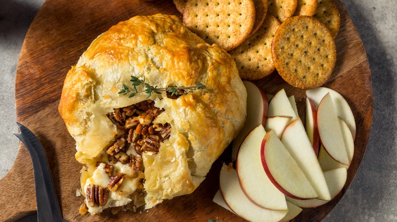 Baked brie with apple and pecans