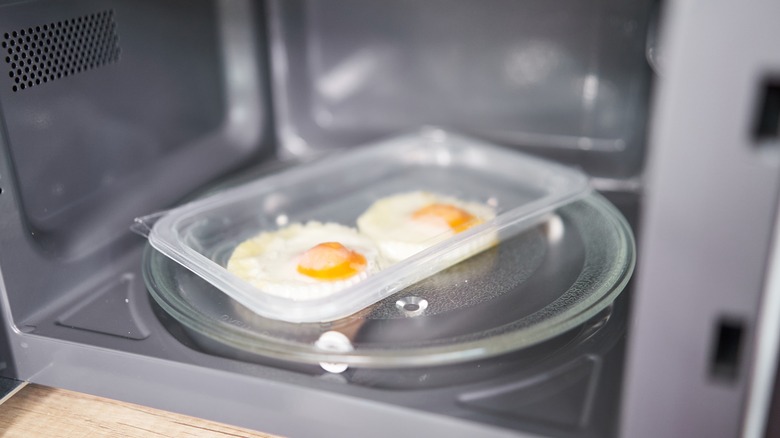 Eggs in the microwave