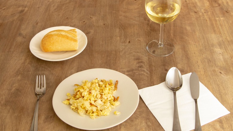 bacalhau à brás with wine and bread