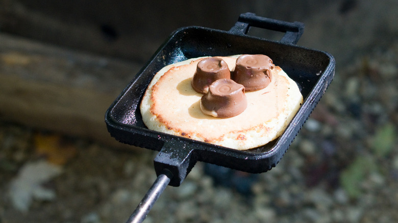 Pancake with chocolate in pie iron