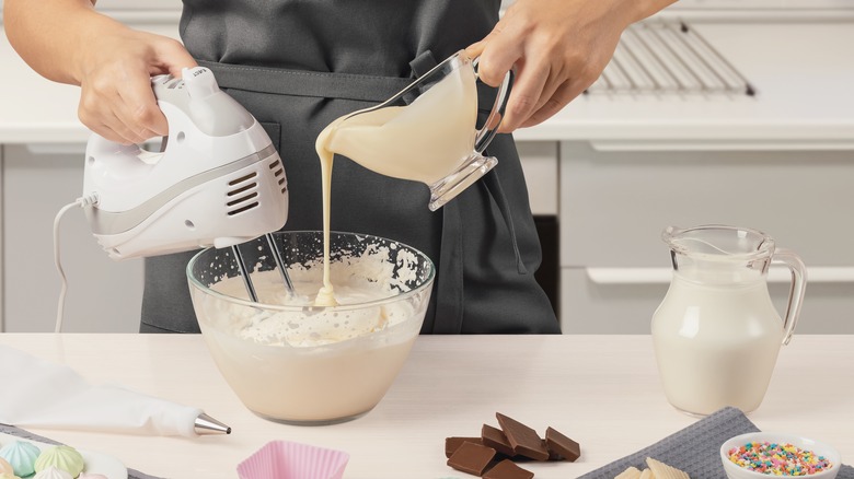 Mixing whipped cream 