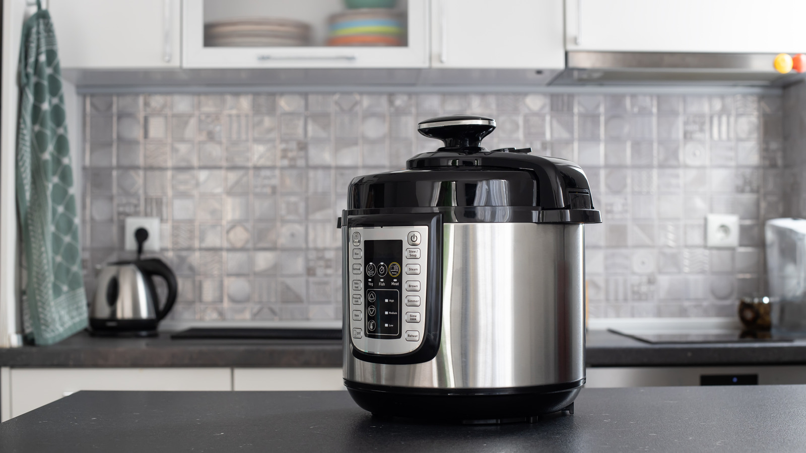 https://www.thedailymeal.com/img/gallery/the-quick-and-painless-way-to-clean-an-instant-pot/l-intro-1694521350.jpg