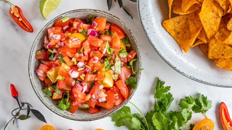 Pico de Gallo, chips, cilantro