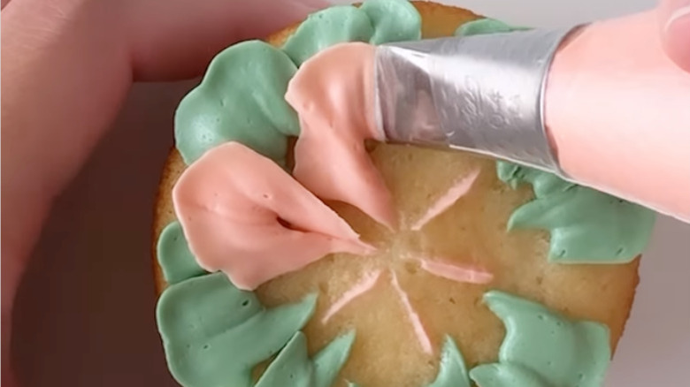 Liz Shim cake decorating trick