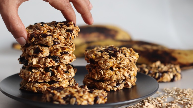 Oatmeal cookies with raisins 