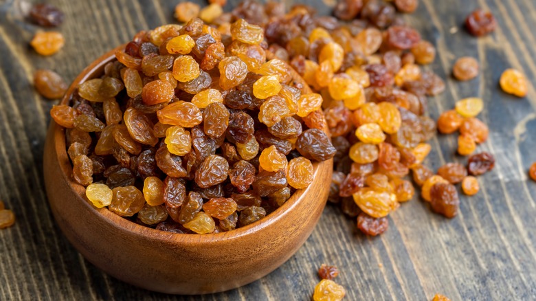 Raisins in a wooden bowl