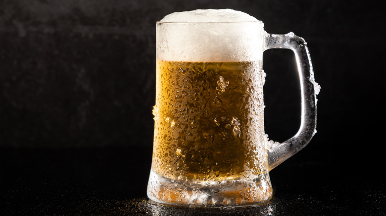 https://www.thedailymeal.com/img/gallery/the-reason-beer-is-commonly-served-in-an-ice-cold-glass/intro-1696439700.jpg