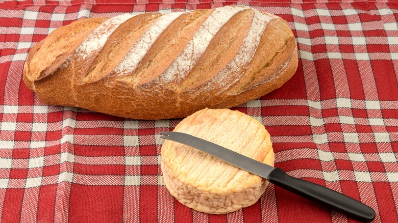 Époisses cheese by baguette