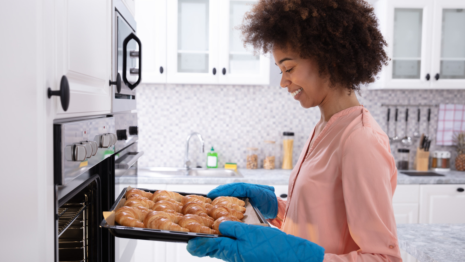You Should Never Use Wet Oven Mitts. Here's Why