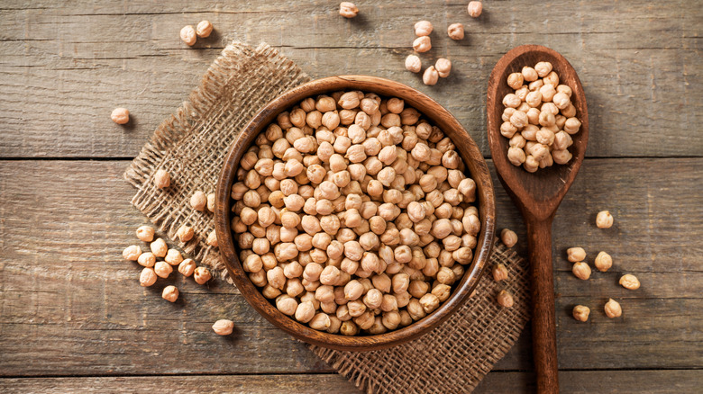 dried chickpeas in wooden bowl