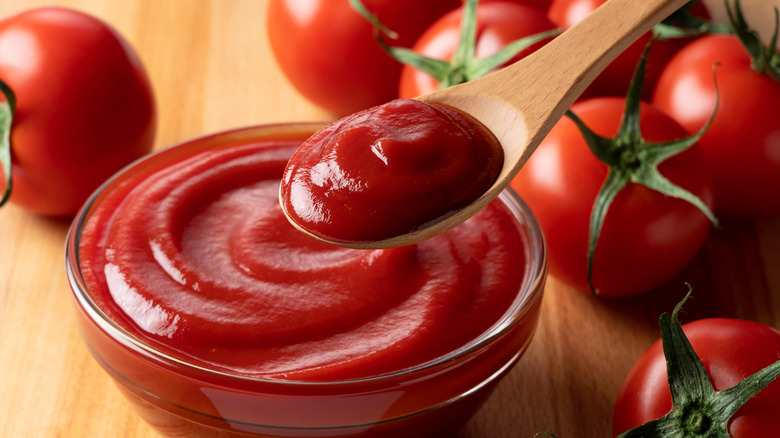 Ketchup and tomatoes