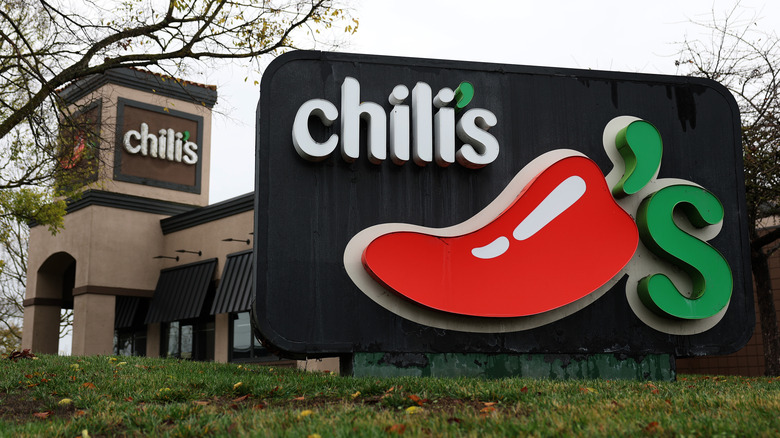 Chili's exterior sign and storefront