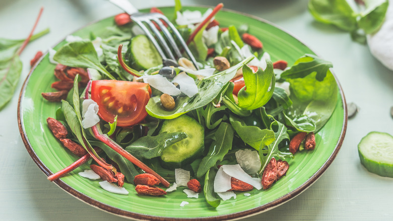 salad with nuts