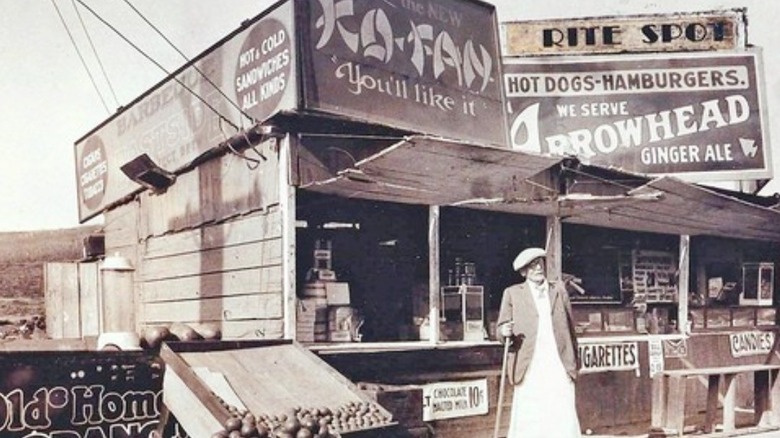 Old photo of original Rite Spot stand in Pasadena