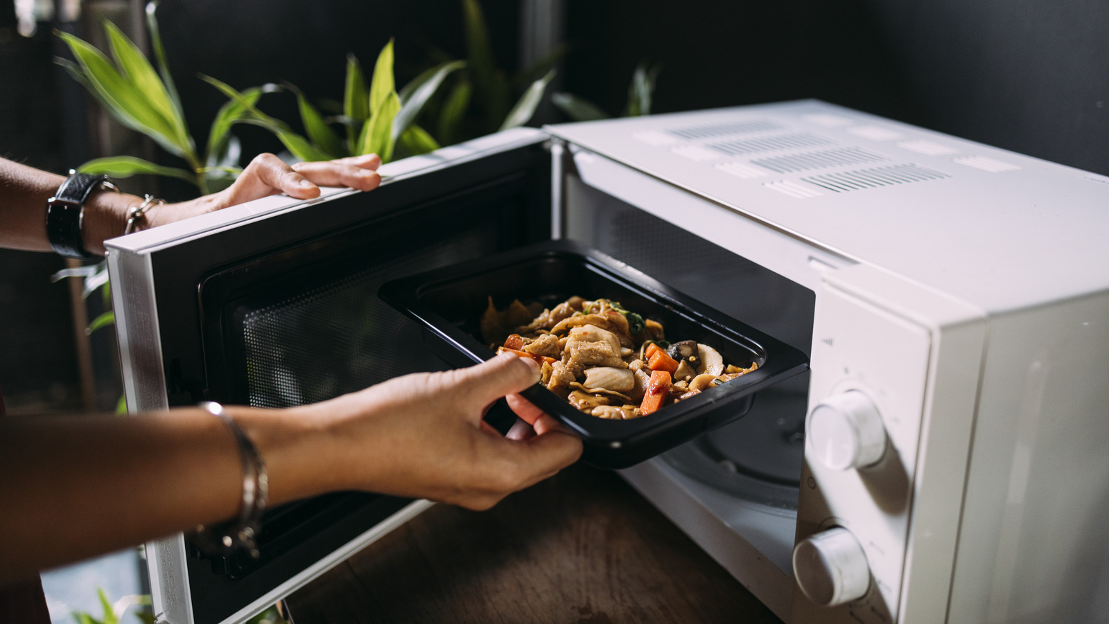 the-rules-to-follow-for-safely-cooking-meat-in-the-microwave