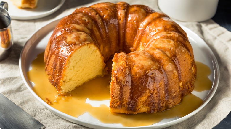 Rum cake with glaze