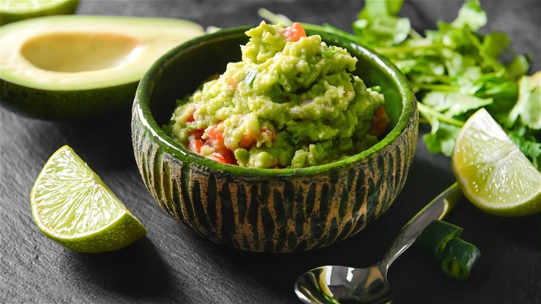 Bowl guacamole lime slices 